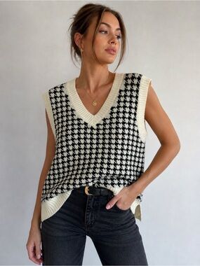 Double Zero Black & Cream Houndstooth V-Neck Sweater Vest